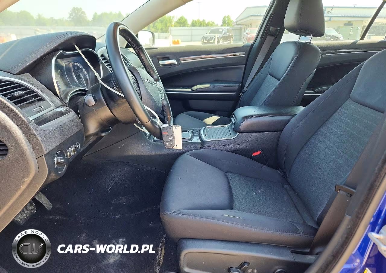 2019 Chrysler 300 Touring VIN:2C3CCAAG6KH666255 - 7