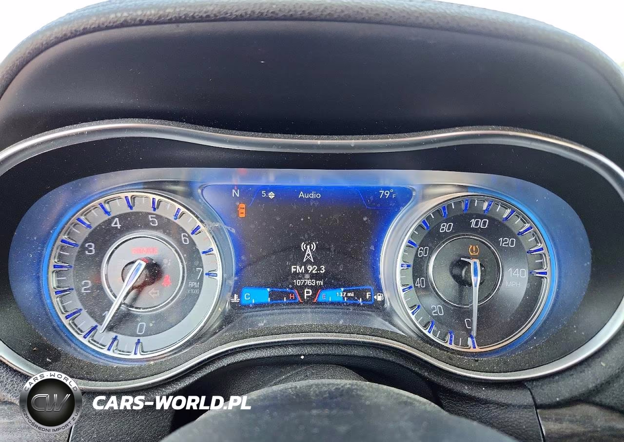 2019 Chrysler 300 Touring VIN:2C3CCAAG6KH666255 - 9