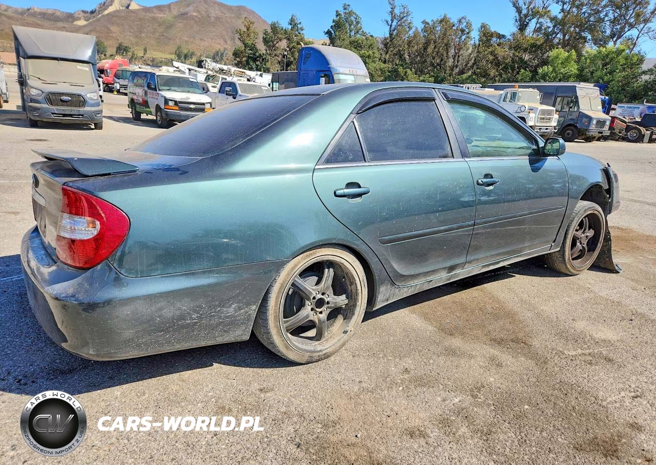 2002 Toyota Camry Le VIN:JTDBE32K720136672 - 3