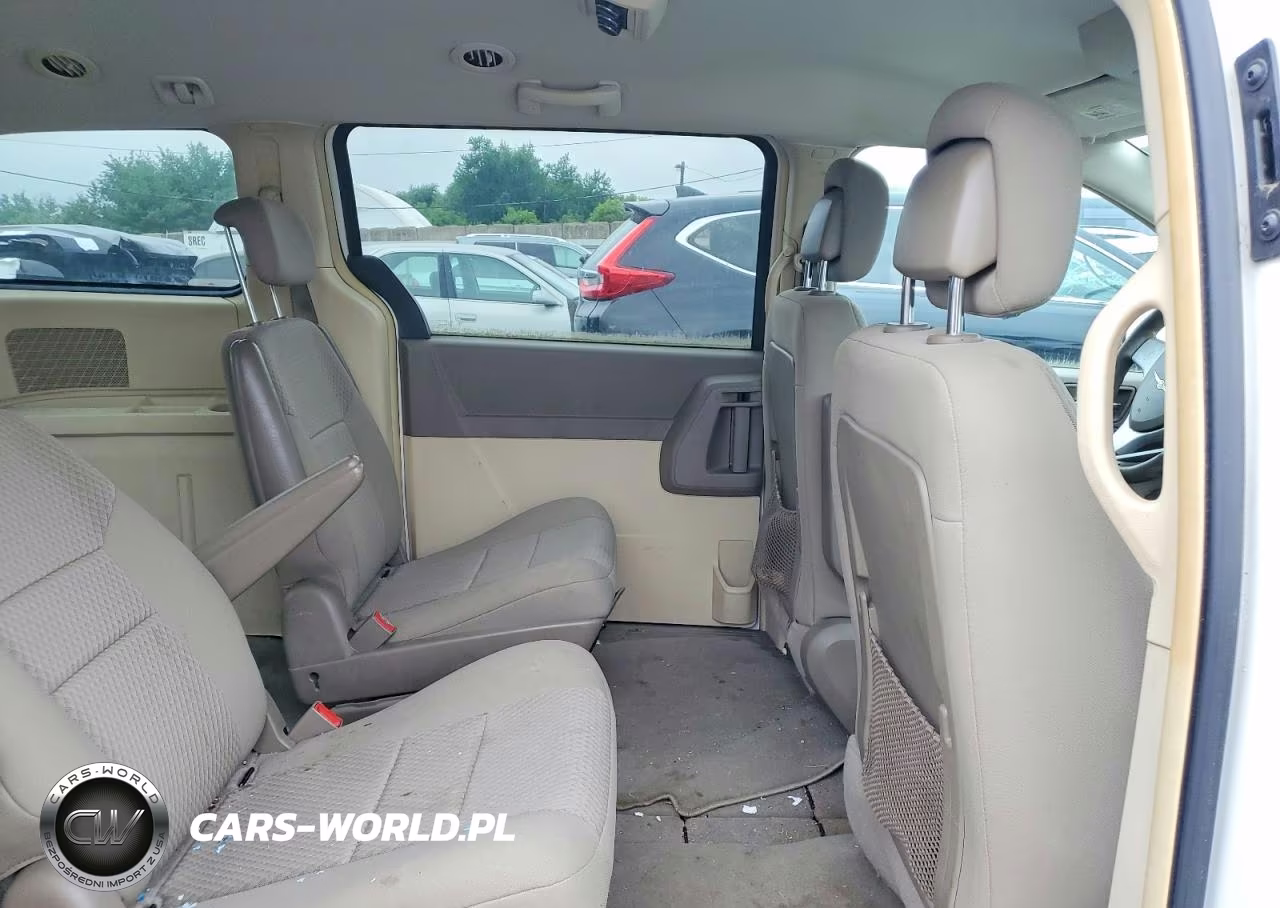 2010 Chrysler Town & Country Lx VIN:2A4RR2D18AR351803 - 11