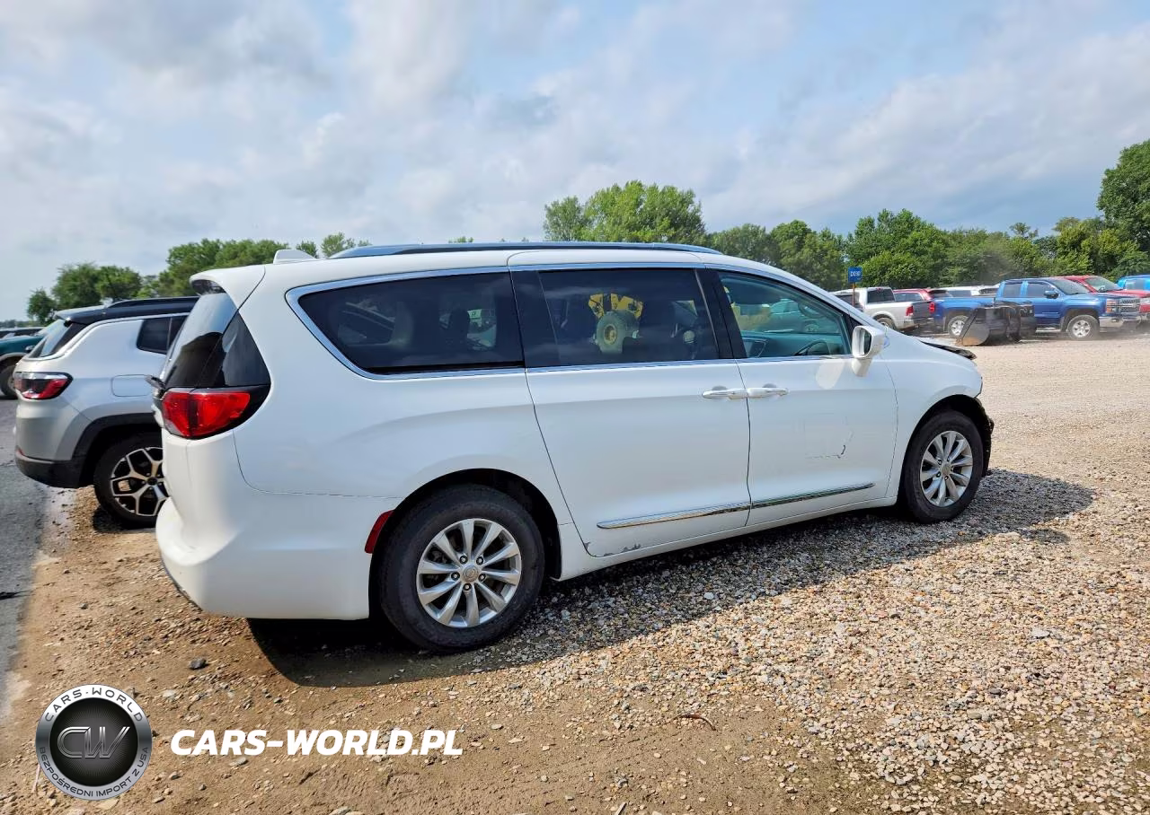 2018 Chrysler Pacifica VIN:2C4RC1BG4JR106893 - 3