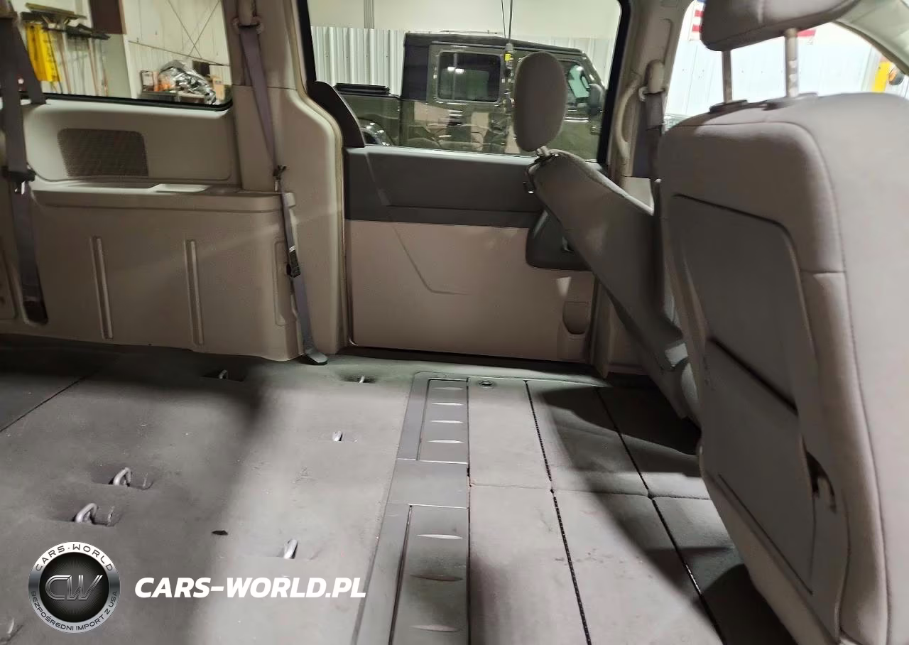 2008 Chrysler Town & Country Lx VIN:2A8HR44H38R778061 - 11