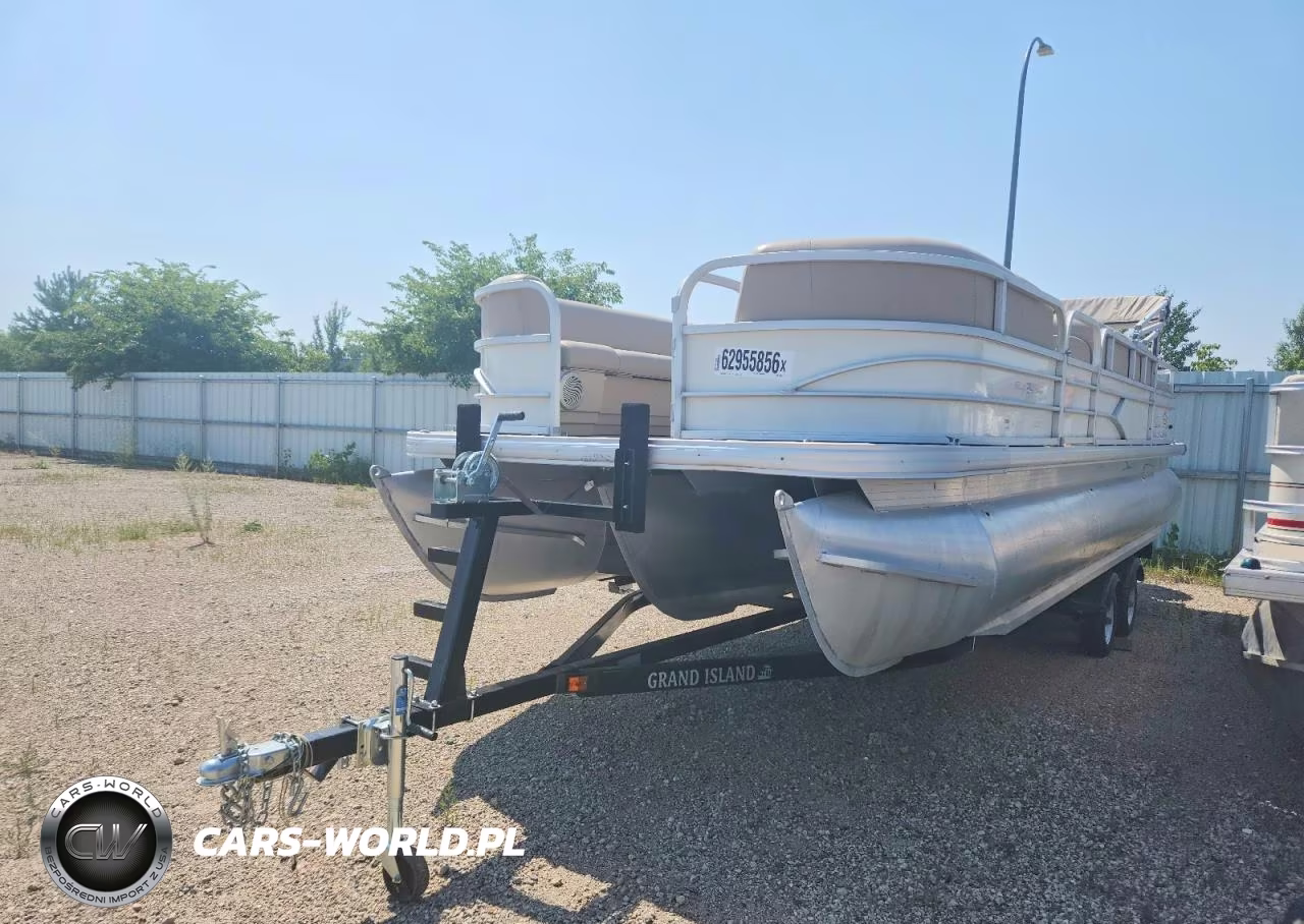 2017 Sun Tracker Party Barge 24 Dlx
