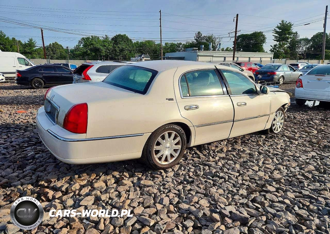 2007 Lincoln Town Car Signature Limited VIN:1LNHM82V47Y600400 - 3