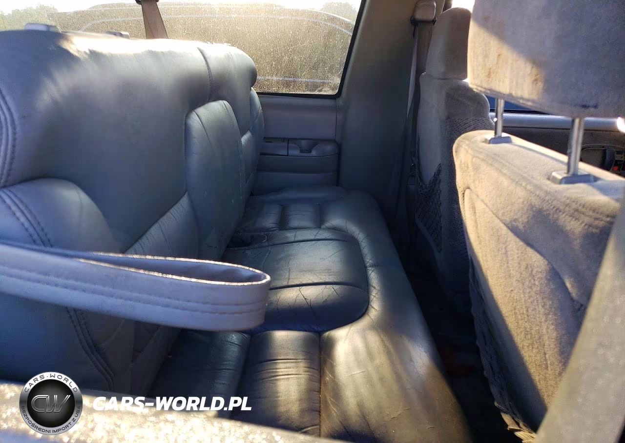 1996 Chevrolet Tahoe K1500 VIN:3GNEK18R7TG125190 - 11