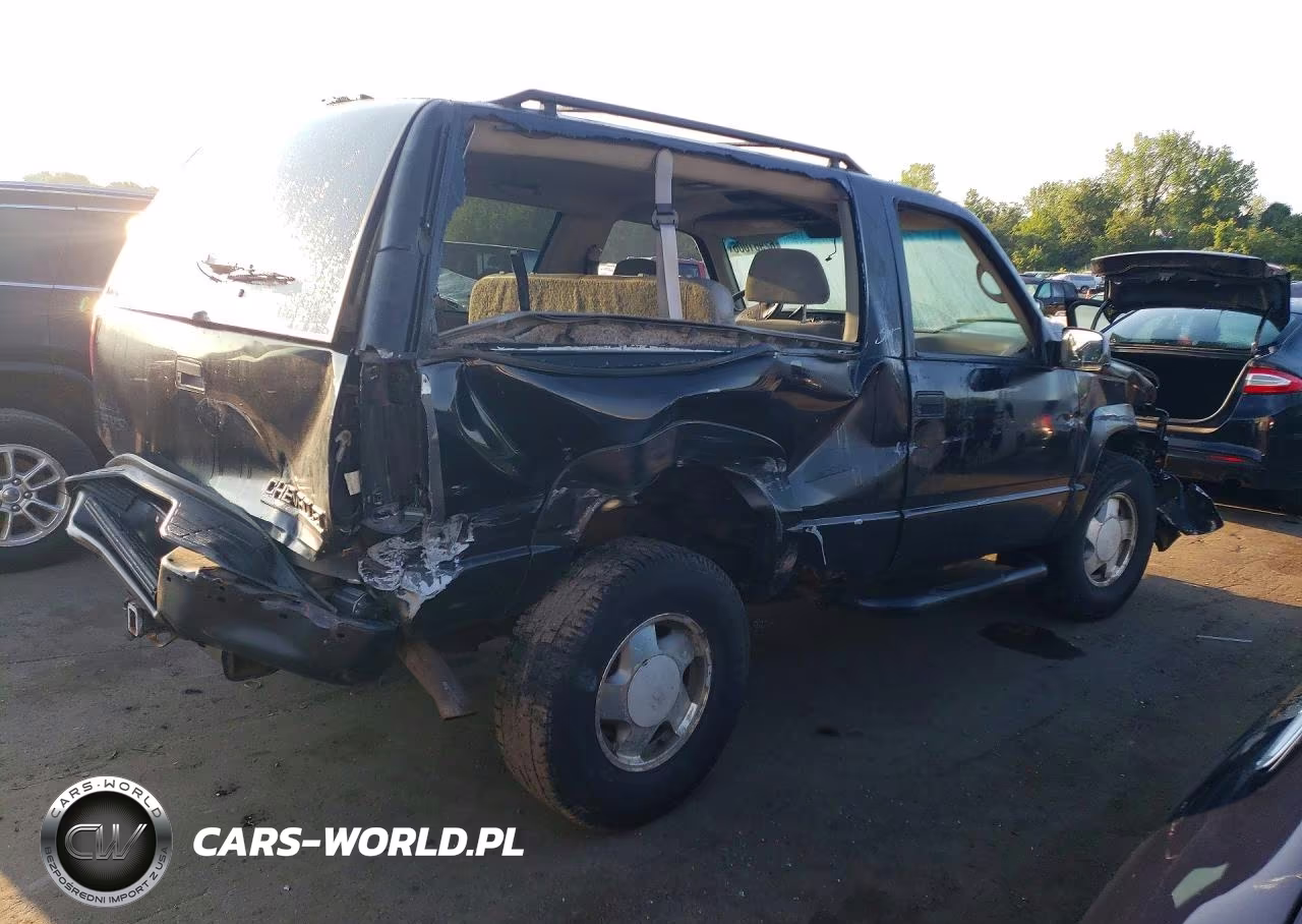 1996 Chevrolet Tahoe K1500 VIN:3GNEK18R7TG125190 - 3