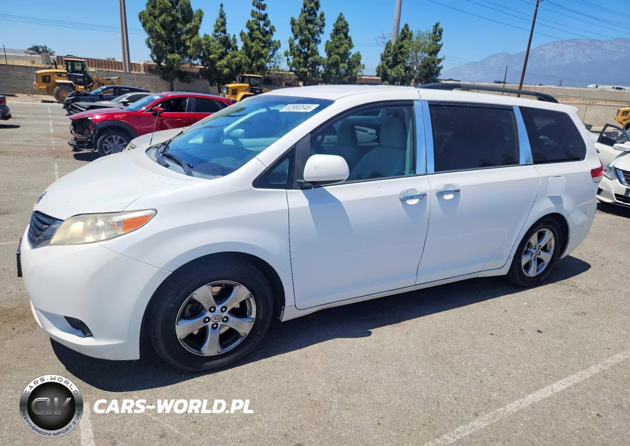 2014 Toyota Sienna Le – zdjęcie 1 z 12