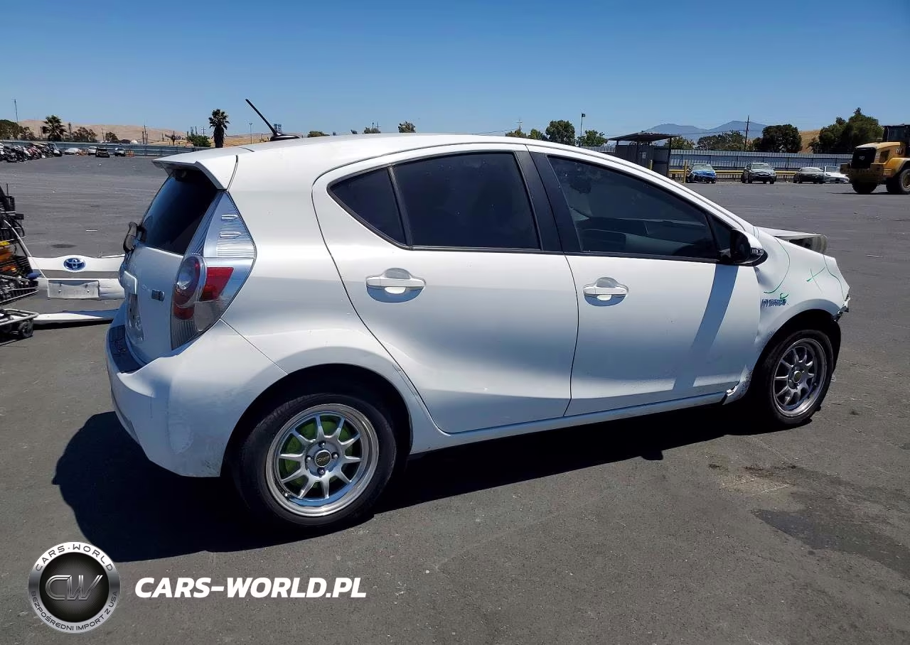 2012 Toyota Prius C Three VIN:JTDKDTB34C1021843 - 3