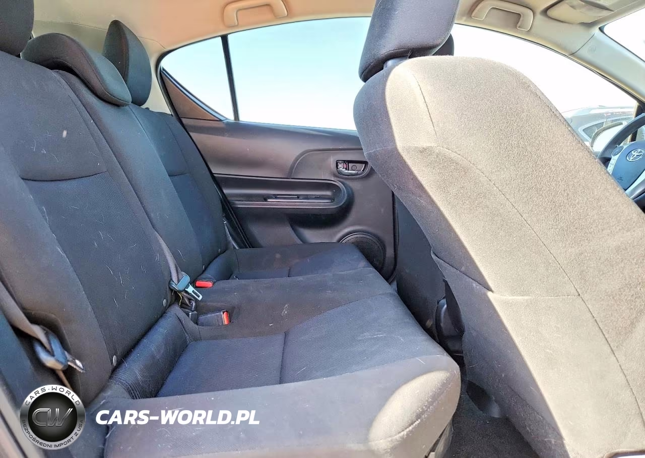 2015 Toyota Prius C Three VIN:JTDKDTB37F1108625 - 10