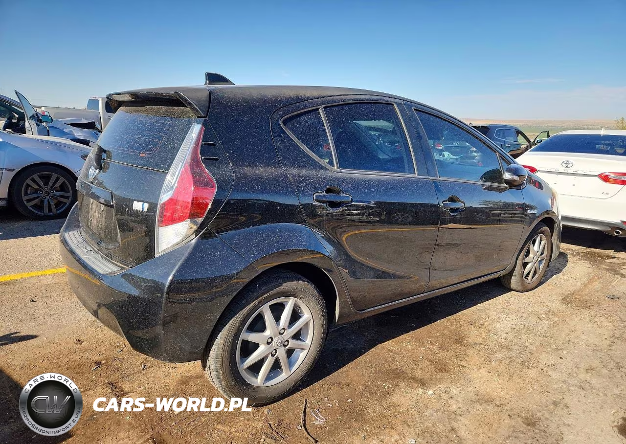 2015 Toyota Prius C Three VIN:JTDKDTB37F1108625 - 3