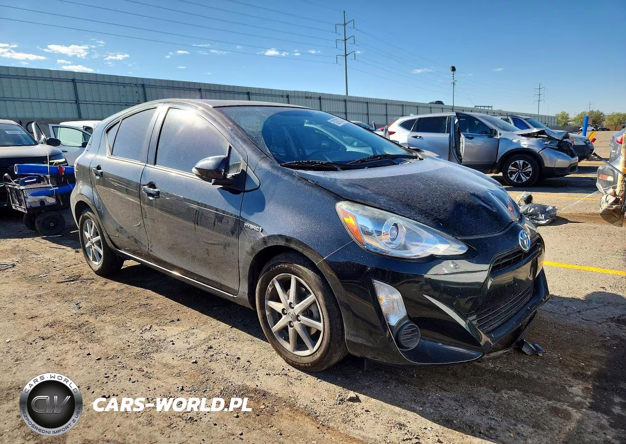 2015 Toyota Prius C Three VIN:JTDKDTB37F1108625 - 4