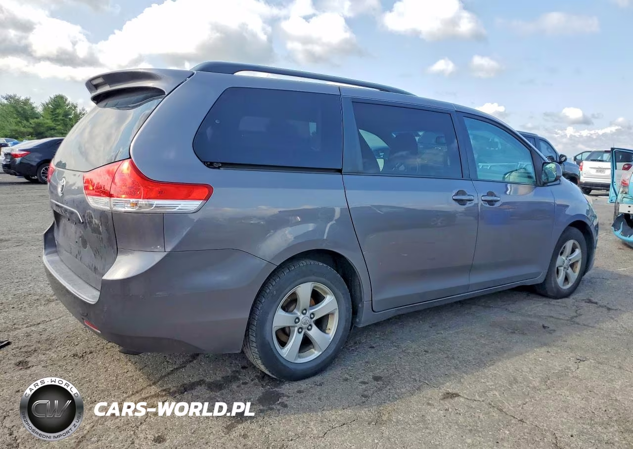 2011 Toyota Sienna Le VIN:5TDKK3DC8BS118385 - 3