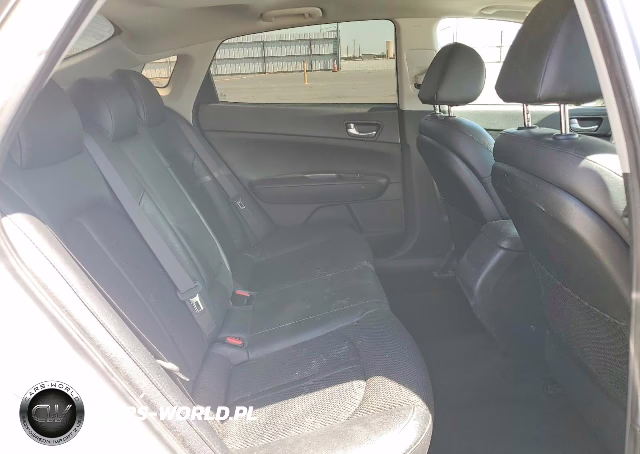 2020 Kia Optima S VIN:5XXGT4L31LG410943 - 10