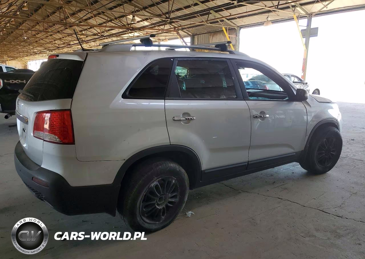 2011 Kia Sorento VIN:5XYKT3A17BG126930 - 3