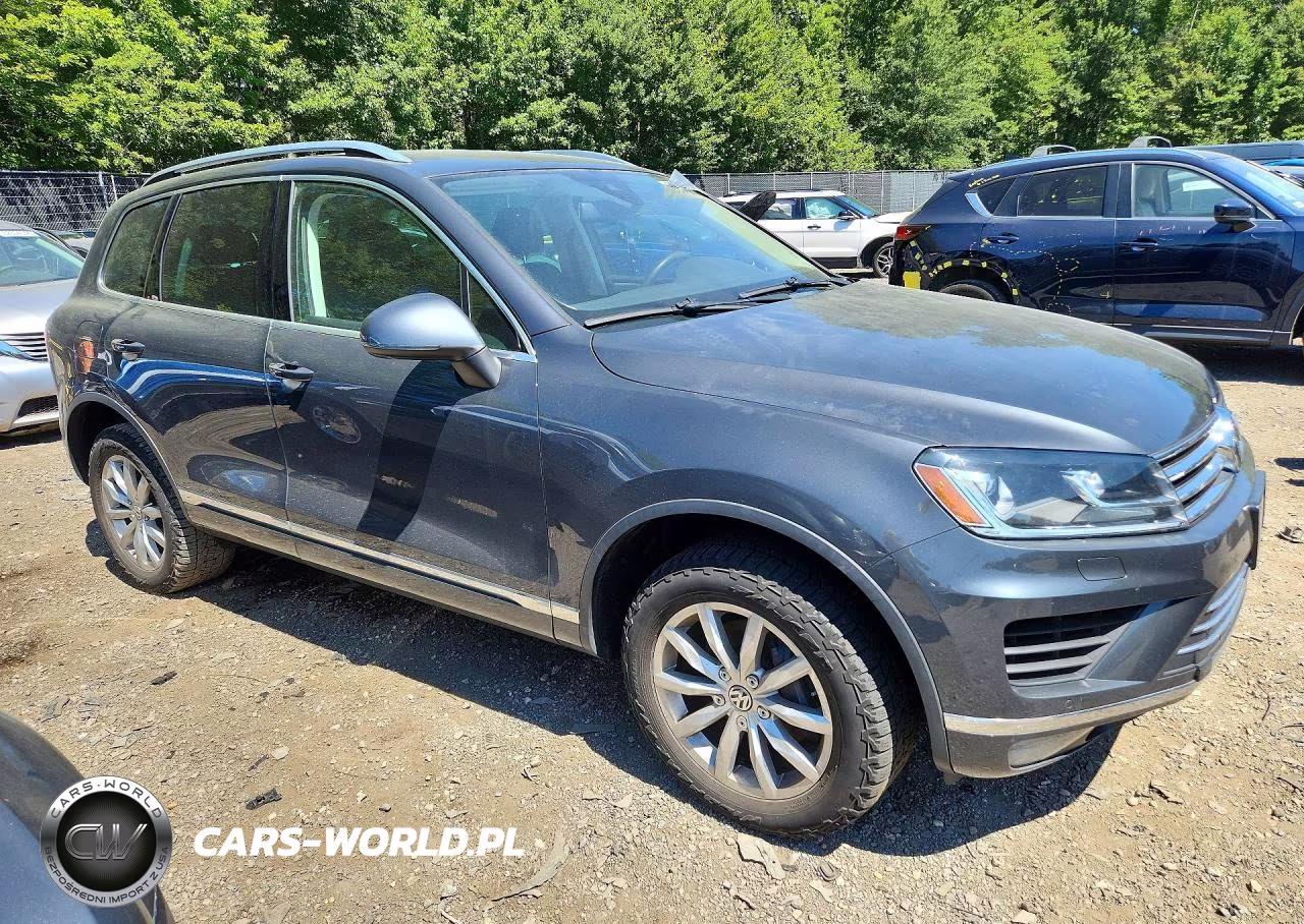 2016 Volkswagen Touareg Sport VIN:WVGEF9BP4GD010273 - 4