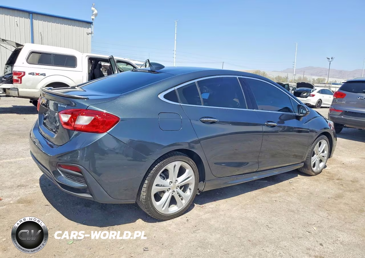 2018 Chevrolet Cruze Premier VIN:1G1BF5SM3J7143305 - 3