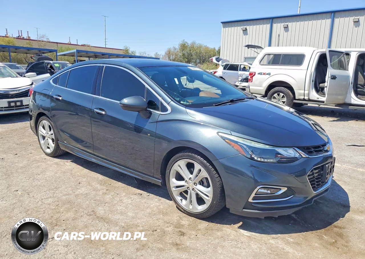 2018 Chevrolet Cruze Premier VIN:1G1BF5SM3J7143305 - 4