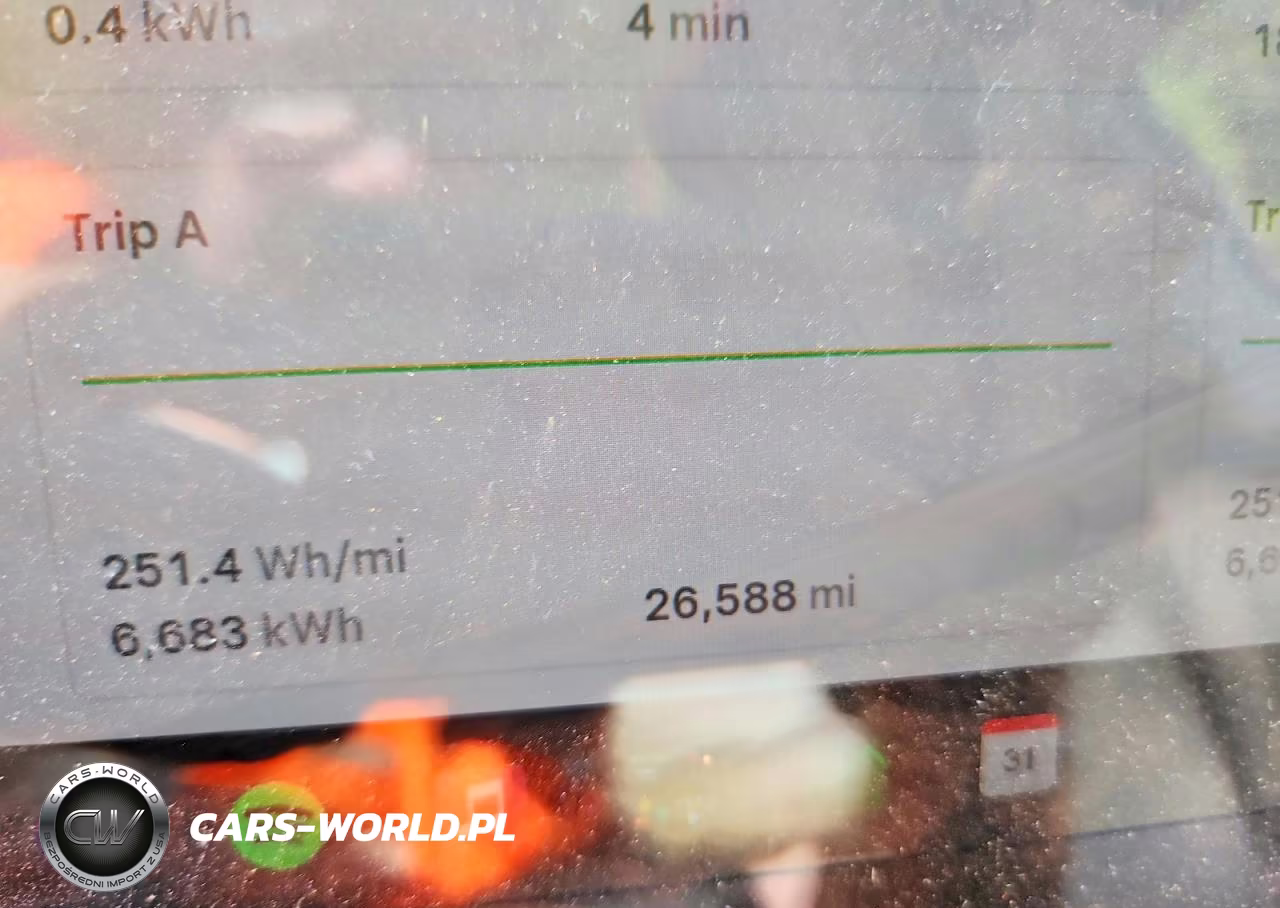 2024 Tesla Model Y VIN:7SAYGDEEXRA259040 - 9