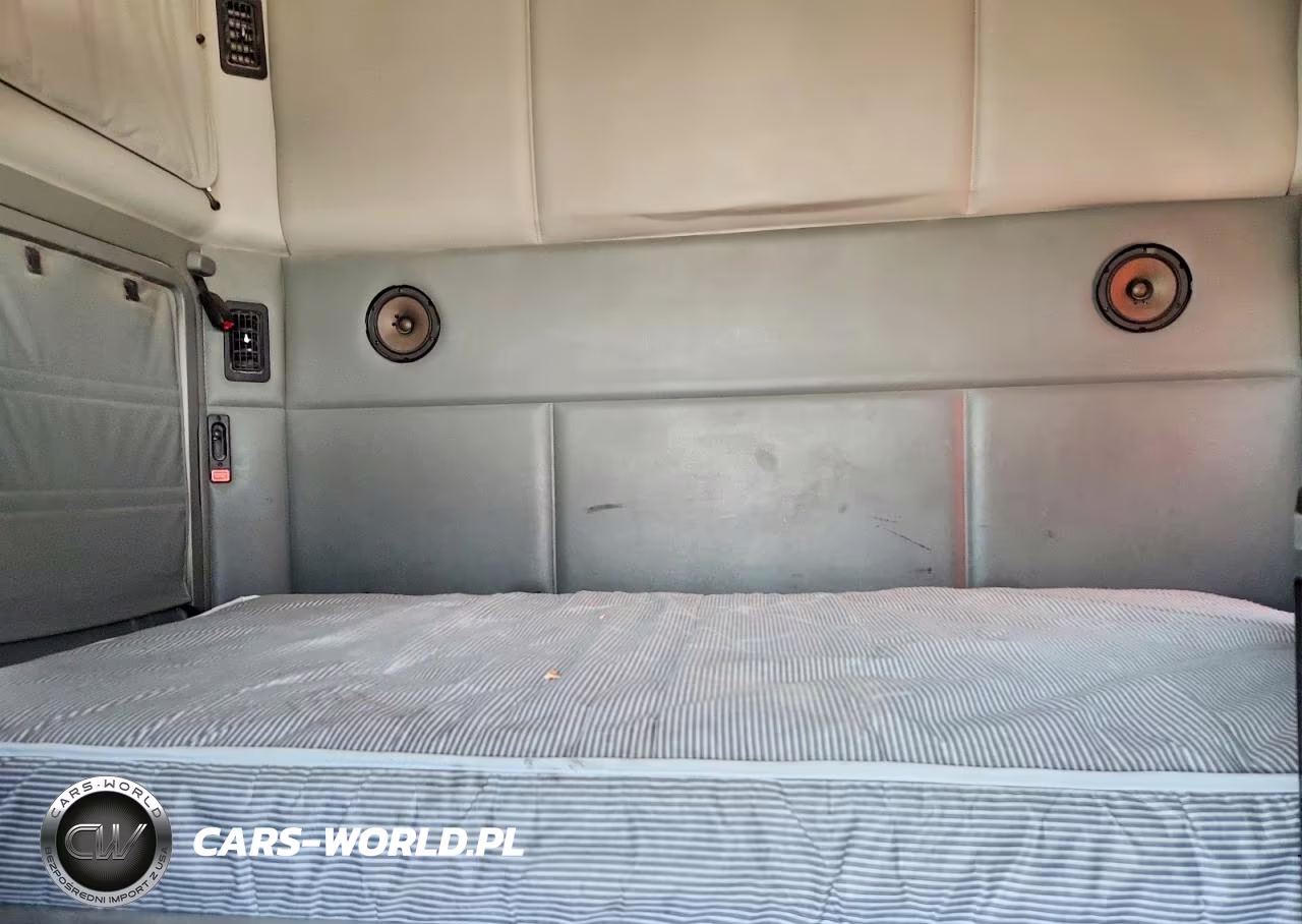2018 Kenworth T680 Semi Truck VIN:1XKYD49X1JJ189823 - 10