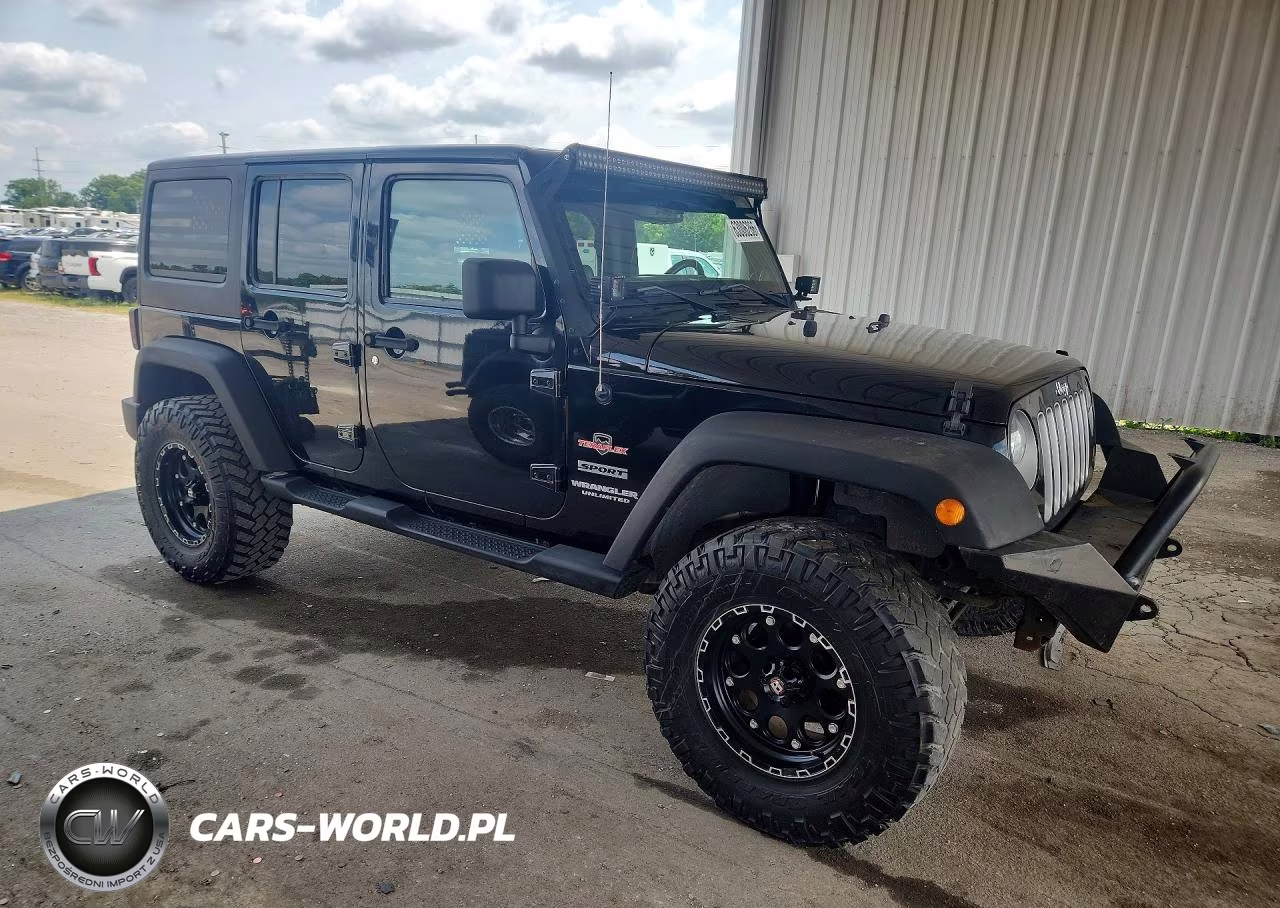 2013 Jeep Wrangler Unlimited Sport VIN:1C4BJWDG4DL654875 - 4