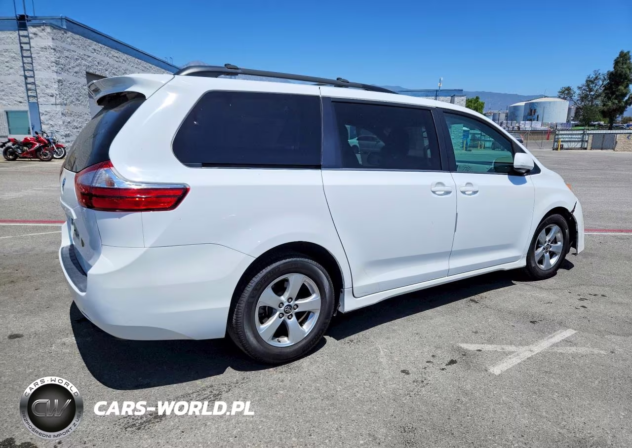 2018 Toyota Sienna Le VIN:5TDKZ3DC4JS908082 - 3