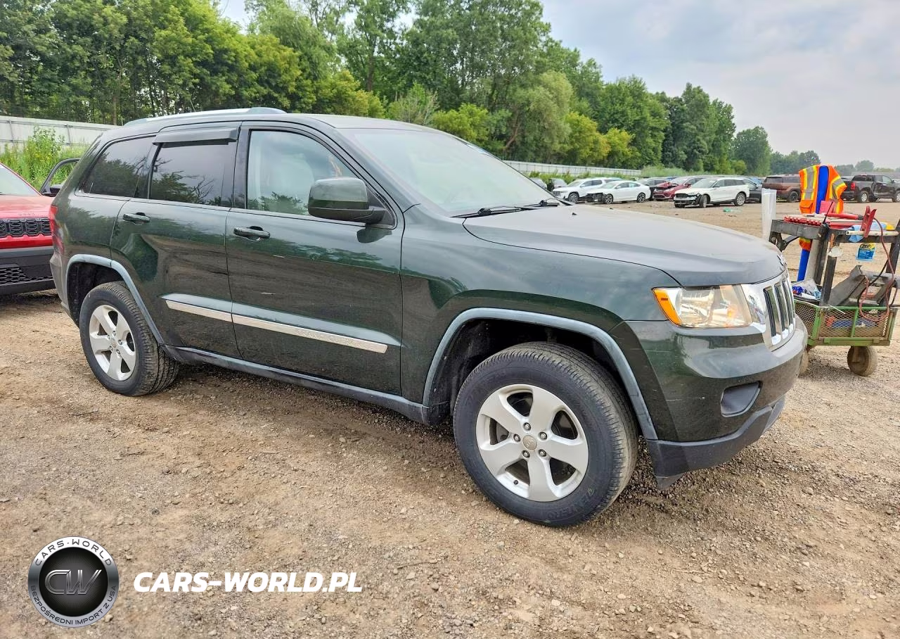 2011 Jeep Grand Cherokee Laredo VIN:1J4RR4GG3BC641825 - 4