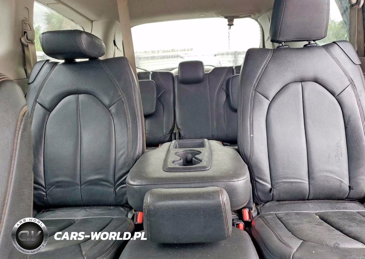 2018 Chrysler Pacifica Touring Plus VIN:2C4RC1FG4JR126474 - 10