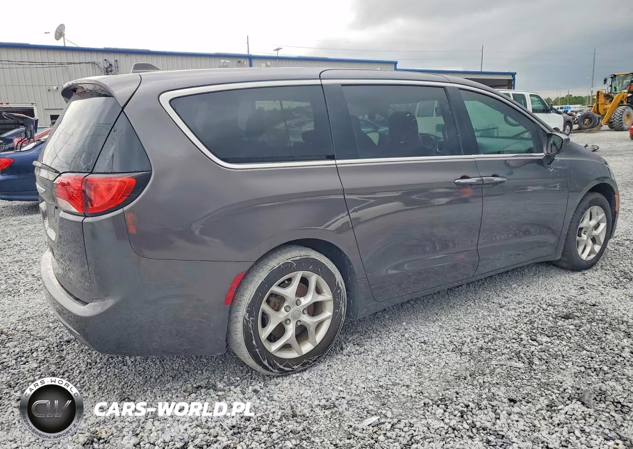 2018 Chrysler Pacifica Touring Plus VIN:2C4RC1FG4JR126474 - 3