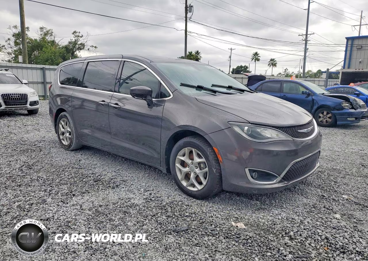 2018 Chrysler Pacifica Touring Plus VIN:2C4RC1FG4JR126474 - 4