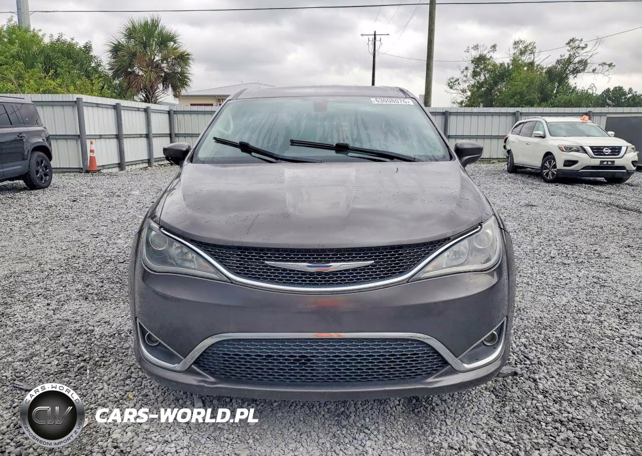2018 Chrysler Pacifica Touring Plus VIN:2C4RC1FG4JR126474 - 5