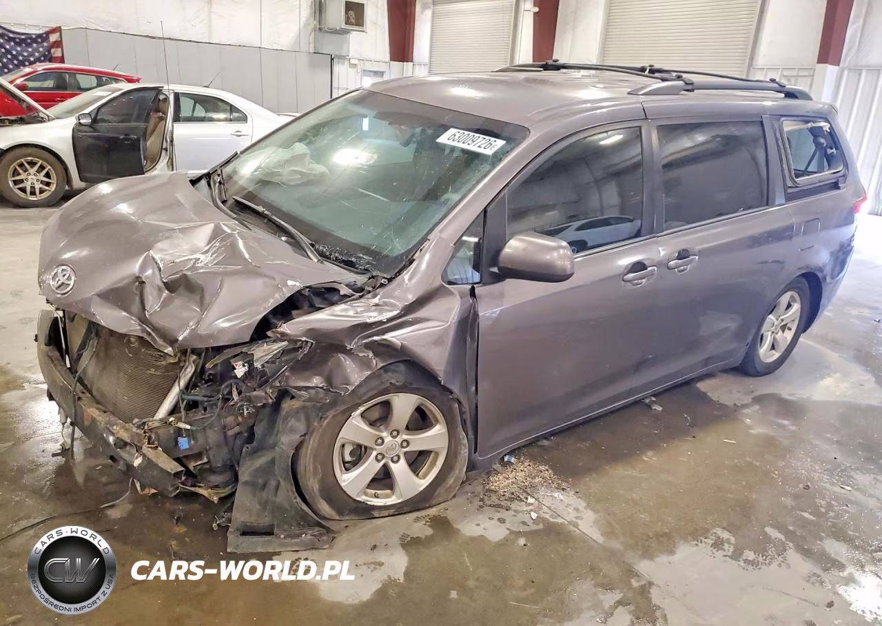 2013 Toyota Sienna Le – zdjęcie 1 z 14