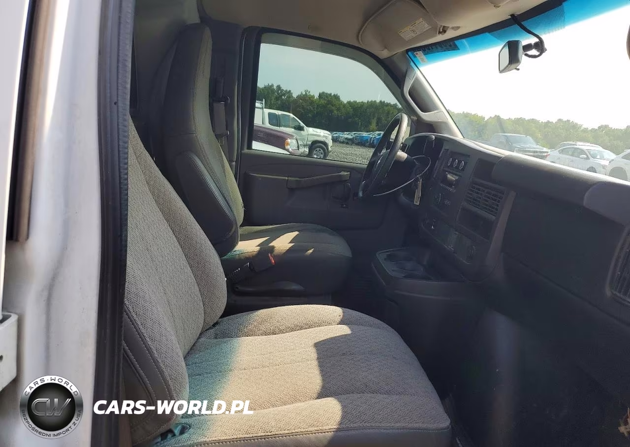 2017 Chevrolet Express G2500 VIN:1GCWGAFF0H1136271 - 11