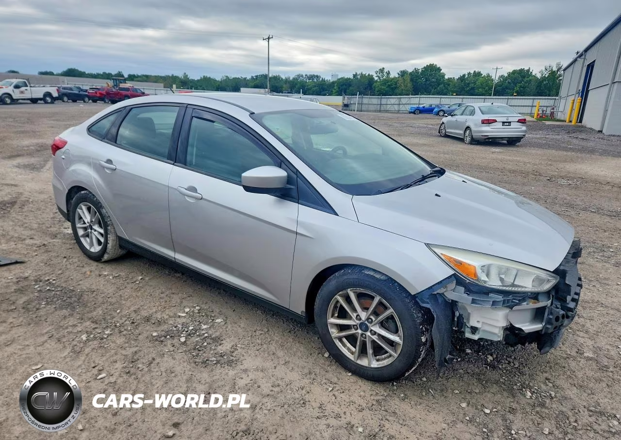 2018 Ford Focus Se VIN:1FADP3F26JL309405 - 4
