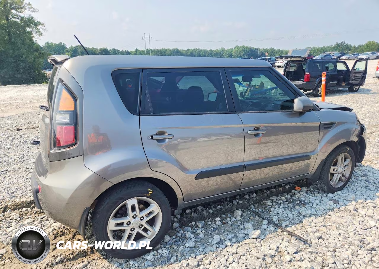 2011 Kia Soul + VIN:KNDJT2A25B7196843 - 3