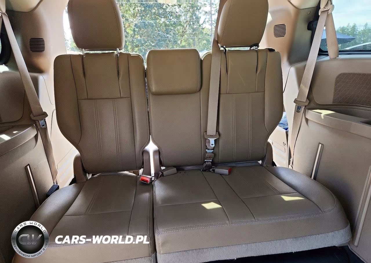 2016 Chrysler Town & Country Touring VIN:2C4RC1BG3GR280852 - 10