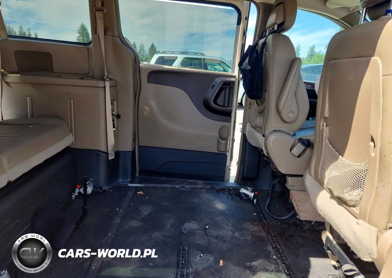 2016 Chrysler Town & Country Touring VIN:2C4RC1BG3GR280852 - 11