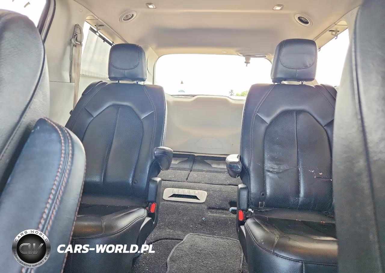 2019 Chrysler Pacifica Touring L VIN:2C4RC1BG2KR685528 - 10