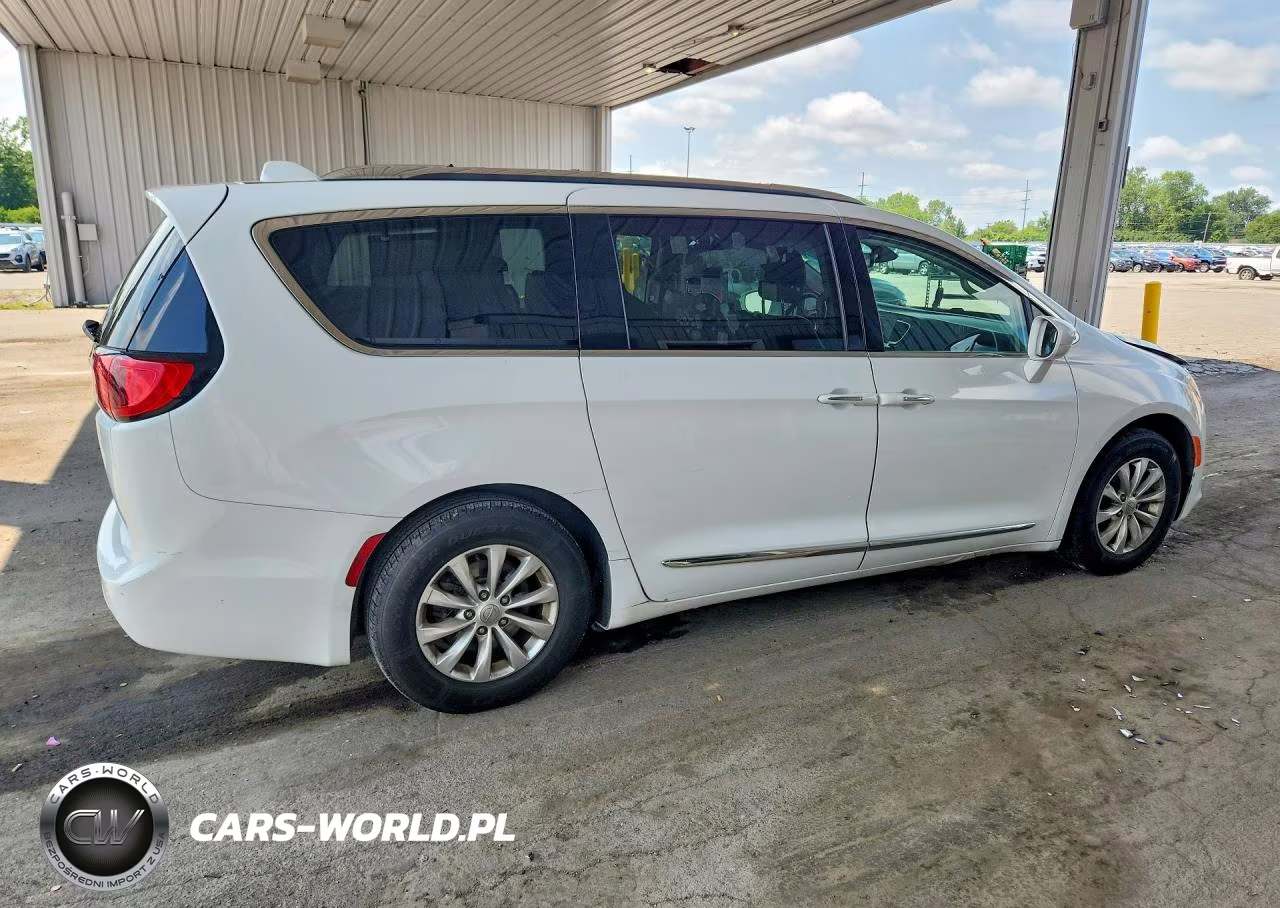 2019 Chrysler Pacifica Touring L VIN:2C4RC1BG2KR685528 - 3