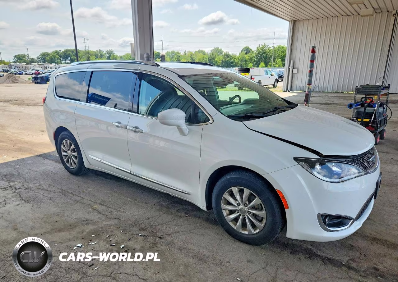 2019 Chrysler Pacifica Touring L VIN:2C4RC1BG2KR685528 - 4
