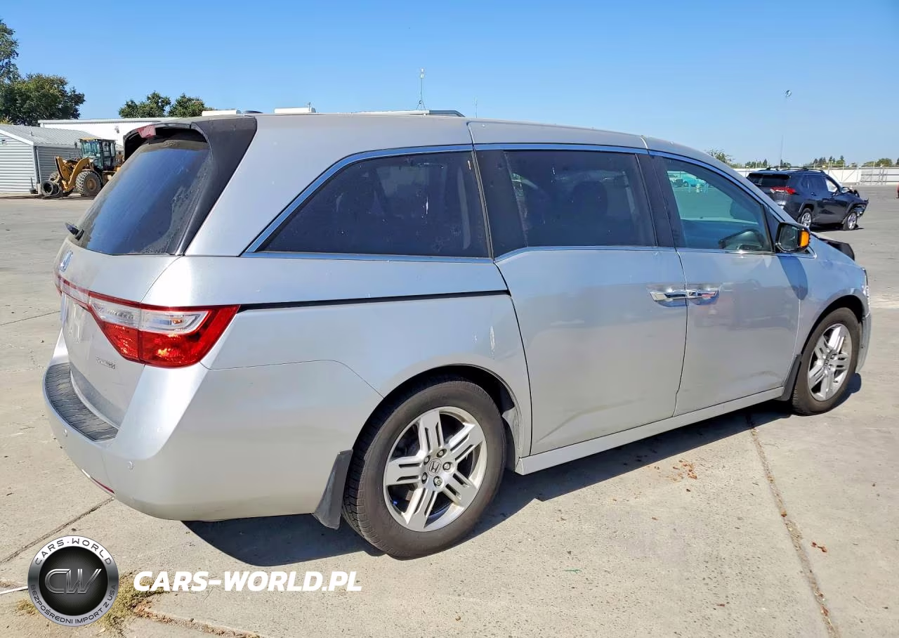 2013 Honda Odyssey Touring VIN:5FNRL5H91DB015838 - 3