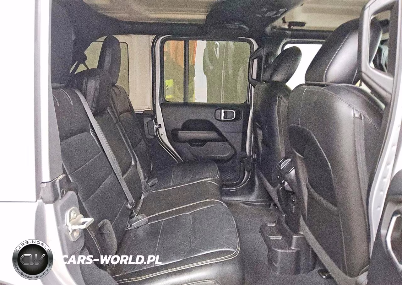 2018 Jeep Wrangler Unlimited Sahara VIN:1C4HJXEG2JW207034 - 11