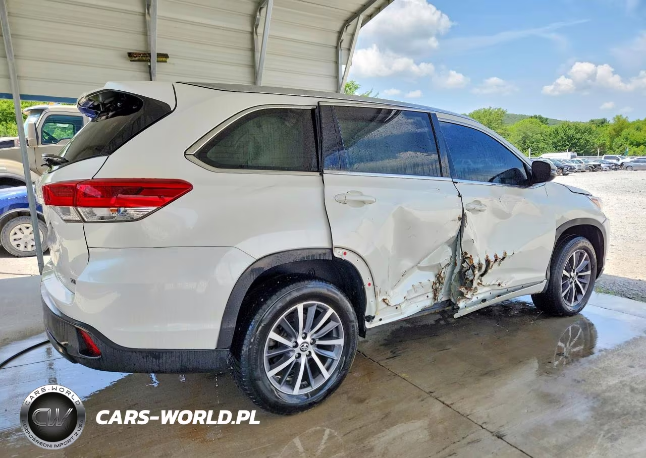 2018 Toyota Highlander Xle VIN:5TDKZRFH5JS531385 - 3