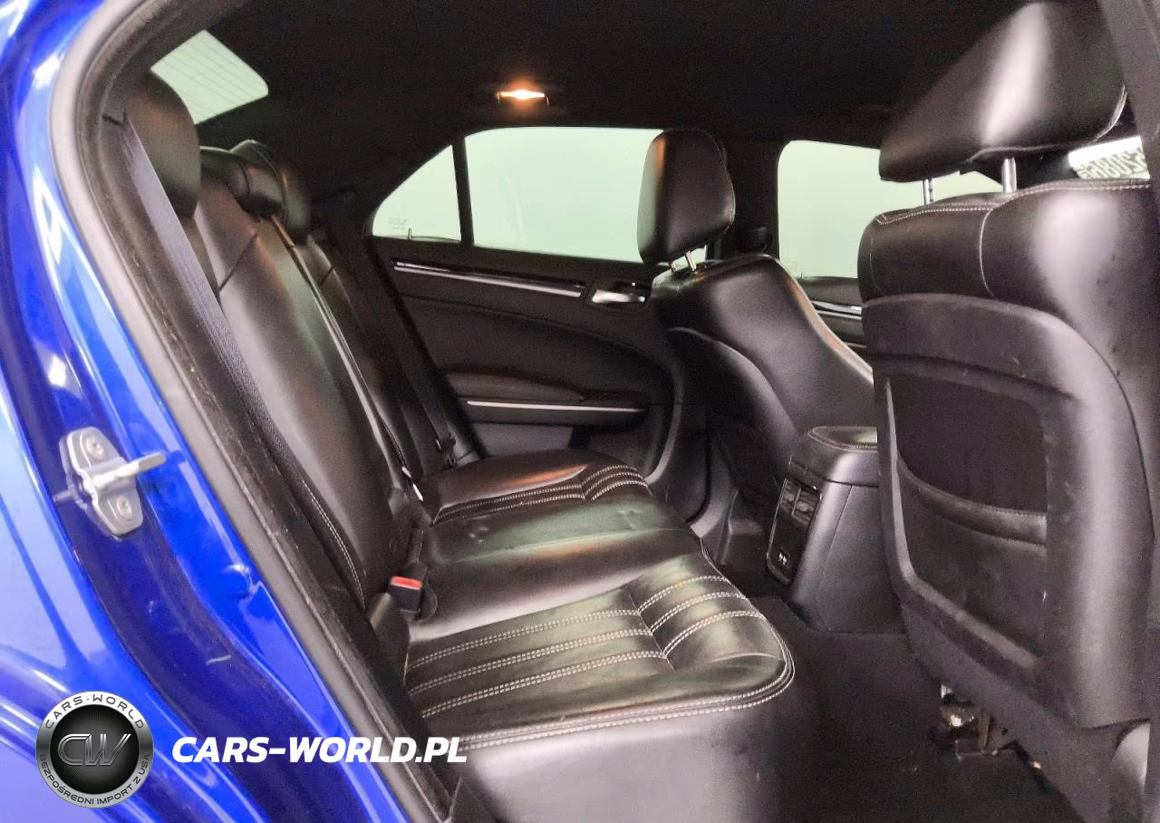 2019 Chrysler 300 S VIN:2C3CCAGGXKH536826 - 10