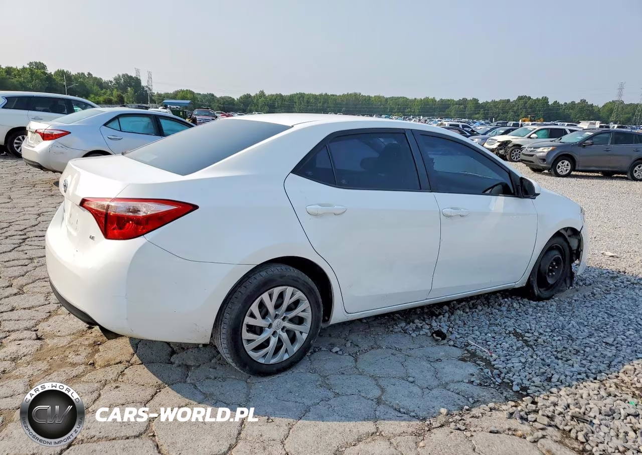 2018 Toyota Corolla Le VIN:5YFBURHE4JP782893 - 3