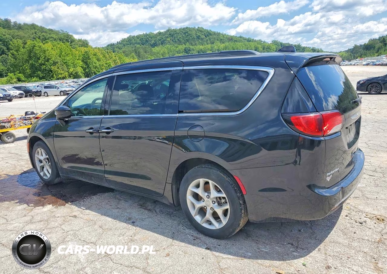 2018 Chrysler Pacifica Touring Plus VIN:2C4RC1FG0JR157401 - 2