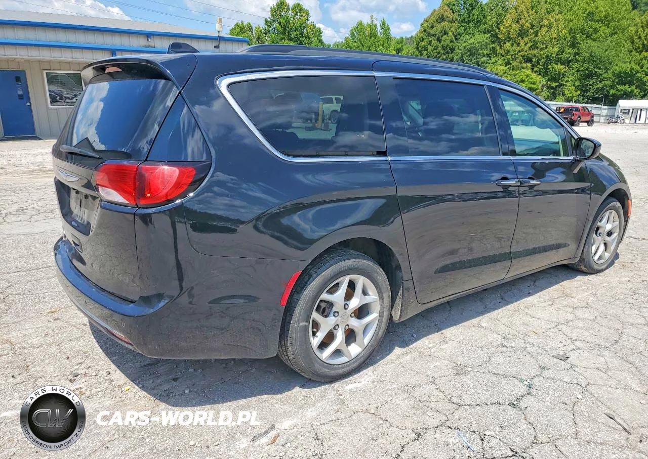 2018 Chrysler Pacifica Touring Plus VIN:2C4RC1FG0JR157401 - 3