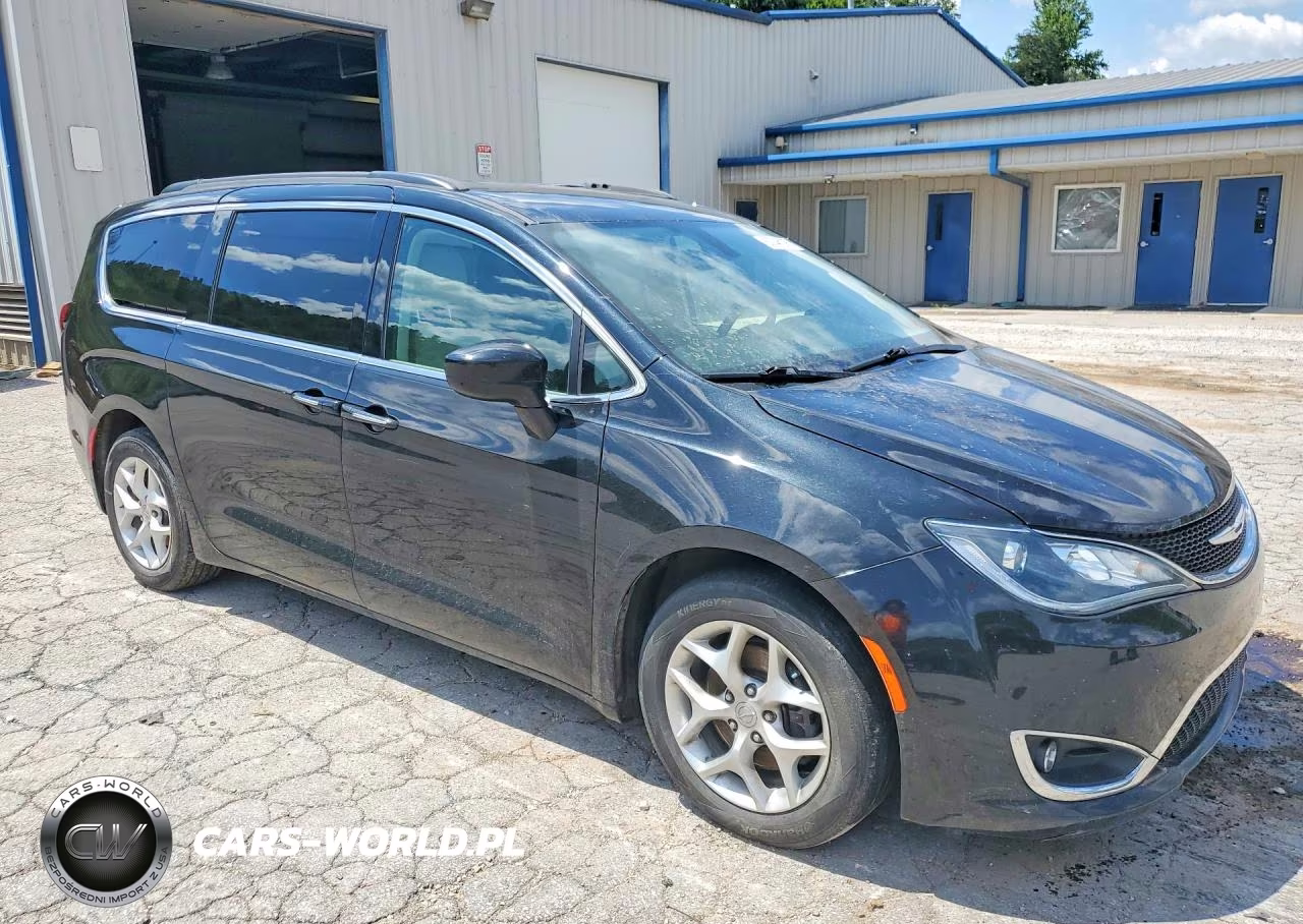 2018 Chrysler Pacifica Touring Plus VIN:2C4RC1FG0JR157401 - 4