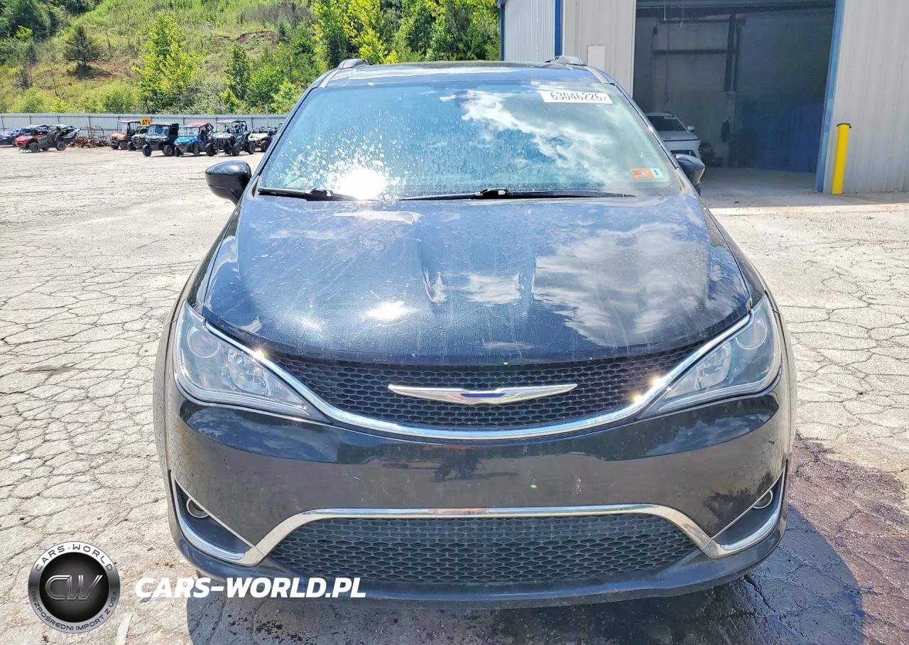 2018 Chrysler Pacifica Touring Plus VIN:2C4RC1FG0JR157401 - 5