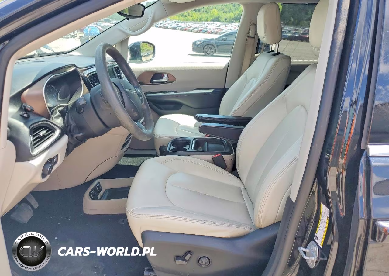 2018 Chrysler Pacifica Touring Plus VIN:2C4RC1FG0JR157401 - 7