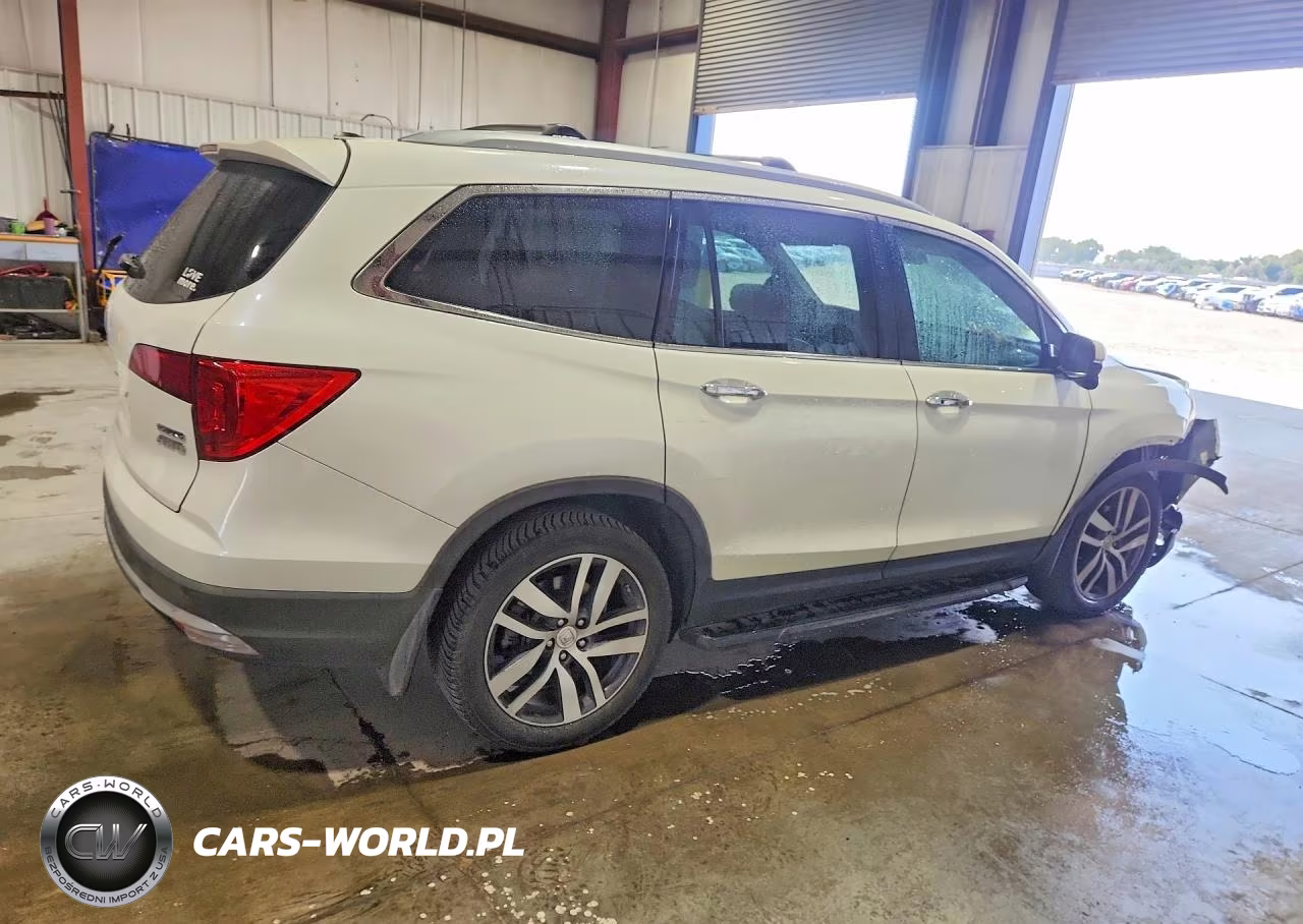2018 Honda Pilot Touring VIN:5FNYF6H98JB053572 - 3